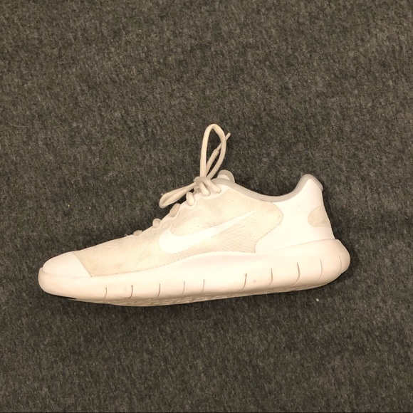 SOLD White nike shoes - Picture 3 of 4